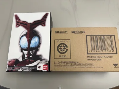 这次好价购入了假面骑士甲斗真骨雕 非常不错！感谢小岛国出的精美礼物 国内价格真的太高了,这个价格买到了全新真的是万分感谢,下次再来