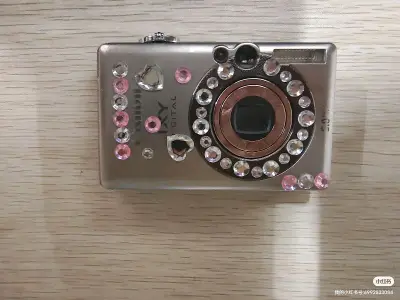 在挖煤姬上买的佳能ccd，没有瑕疵，很喜欢，我自己拿到后装饰了一下，很好看，拍出来的照片很出片，包装也挺好的，拿到手包的很严实，下次还会继续在挖煤姬海淘。