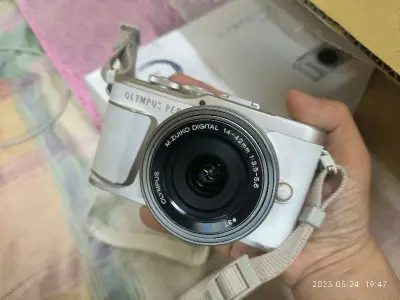 刚收到了奥林巴斯epl10，双镜头套机，算下来加上邮费税费3700左右，与国内相比没有什么性价比，稍微便宜个100块钱左右。但是挺喜欢海运这种方式，体验挺不错的，喜欢等待的感觉。