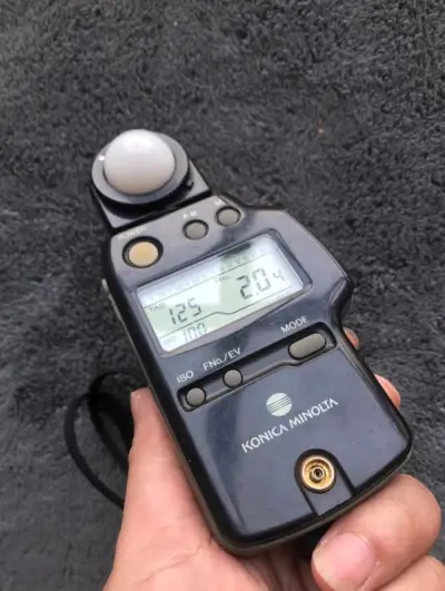 在挖煤姬里，挖呀挖呀挖，挖到了喜欢的宝贝，有测光表和胶卷。价格比国内的便宜很多，选择的是海运，包装也很用心，到手无损坏