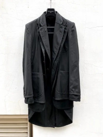 买到了一件很喜欢的cdg，价格可以说非常好了。这件黑色版本的三重西服是第一次看到，直接拿下。挖煤姬效率很不错，入库到发货一天不到，一周就到手了，好用爱用。