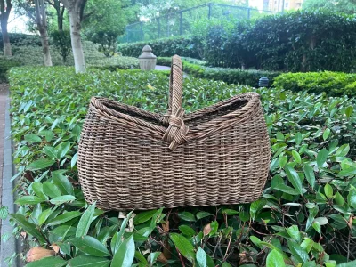 买这东西的时候我就知道它很好，所以不等降价就赶紧下手买下安心，等拿到手才知道，的确是非常好看的一个物件，又大又优美，拿在手里扎实可靠，能放比较重的东西。感谢挖煤姬把如此美丽的东西分享给我。