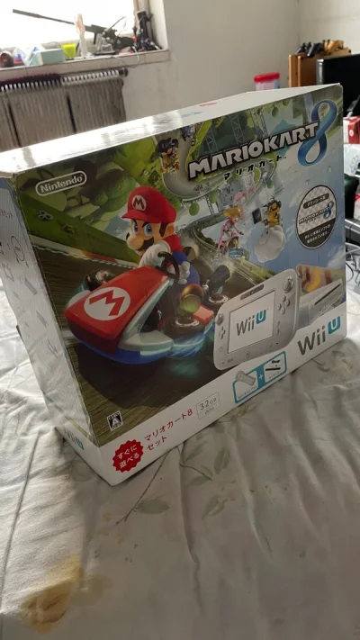前不久看到了这个马8同捆的wiiu，大半夜浑浑噩噩的就下单了。结果第二天发现是买家承担运费的，没想到啊，小一百块钱的国内运费，我都差点哭了，还好到货安慰的有个未拆封的生化危机
