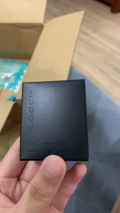 虽然知道nars老版壳子发黏是常事 但是这个还是黏的出乎我的意料 不过能买到bouthan 品相都无所谓了