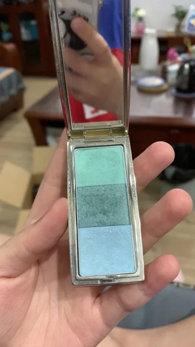 非常难收到的老绝版木槿花 已经是十多年前的老网红了 颜色真的超级美 还看到了全新的纪梵希绿豆糕眼影 rmk也很清凉哦