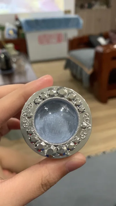 太漂亮了 像是把钻石揉碎 星星点点 我觉得比很多网红色亮片眼影都美 但是好像并不是太出名 最绝是没有底色 纯闪