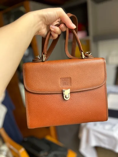 这一次收到的包包太满意了，每一个都很好看也很喜欢!成色非常好而且价格也很便宜!太棒啦!还有许多包包在途，希望也跟这次一样让人满意!物流快而且包装非常好，很喜欢