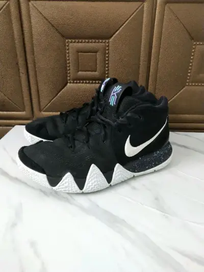 正品kyrie 4 黑白 42.5 成色很新 上传的图是洗护和修复后的 鞋底超新仅后跟小磨损 右鞋右侧有小剐蹭 小问题 鞋垫logo已磨损 中底轻微褶皱 成色我给A级 很好的卖家
