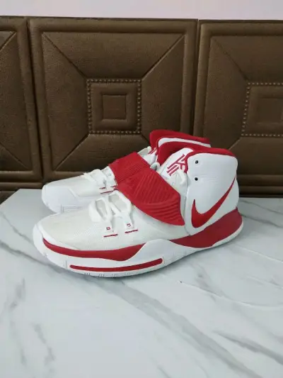 正品kyrie 6 白红 44.5 实际成色和照片一致感觉更棒 非常好的成色 仅鞋垫logo小磨损 鞋子非常干净 只有一点点灰尘而已 值得回购的卖家