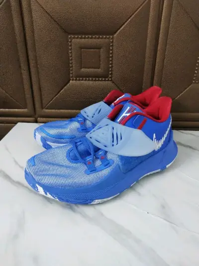 正品kyrie low 3 蓝红 42有原盒 成色超新 鞋底超新几乎无磨损 鞋垫logo已磨损 鞋后跟有小磨损但已修复 小问题 鞋盒很新 很愉快的体验 很棒