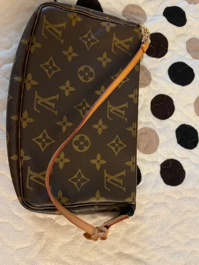 LV大麻将包包，在平台入手超级棒的包包，发货很快哦，包装也很好，整体好新啊，五金很亮，肩带也没有水渍，很喜欢，太开心了，越来越喜欢在平台购物啦，麻将包太适合夏天啦，嘿嘿，美美的呀，喜欢喜欢～