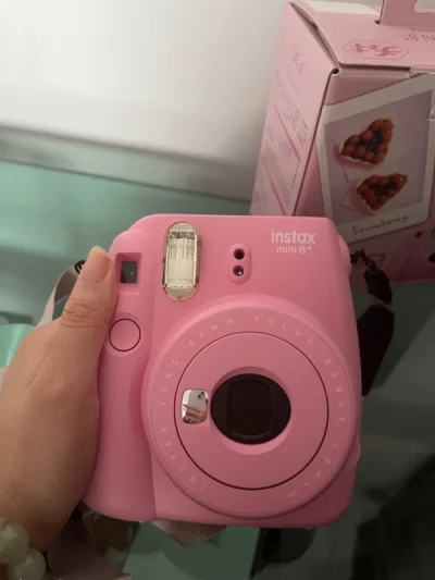心心念念的拍立得真的到了，感谢?一下挖煤姬，这次真的又快又好，包装的也很不错?，樱花妹真的十分爱惜，超喜欢?
相机那还有几张相纸，也是可以继续使用，确实是十分划算啦！