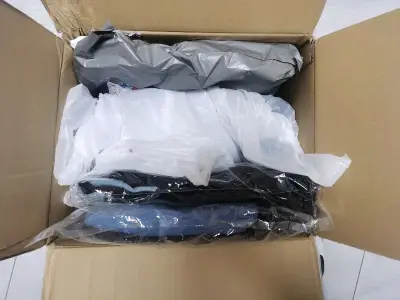 这次买一些萌萌酷酷的衣服，品相都九五新往上，赞
合单之后摆放的很整齐
mintneko的白衬衫太难找了
以前国内还有yd卖的现在没了
袖子稍长的星星眼猫是印花
袖子稍短的猫是刺绣，有点亮，正面有波点暗纹
中华风的acdcrag很好看
烧紫的love毒药，但上衣螺纹口...