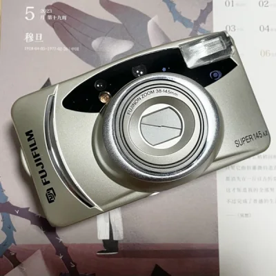 因为最近很迷恋昭和风的衣服，所以淘了一套淡绿色的套装。成色倒是还好，但是没想到36号有这么小，而且实物没有图片上这么好看。
买衣服什么的还是要多看看再做决定。胶片机还是一如既往地稳定～