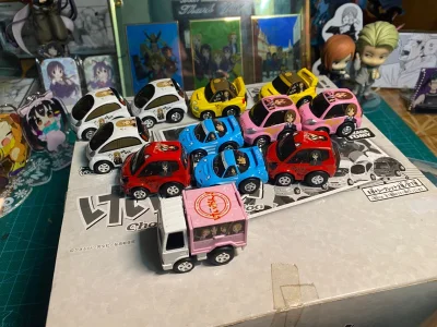 一套多美卡的轻音少女车车，开出了一辆隐藏款的卡车，这是我第一次开盲盒开出隐藏款！真的很惊喜，还有一套记录的地平线吧唧 超级便宜的价格就买到了，有挖煤姬真是太好啦！