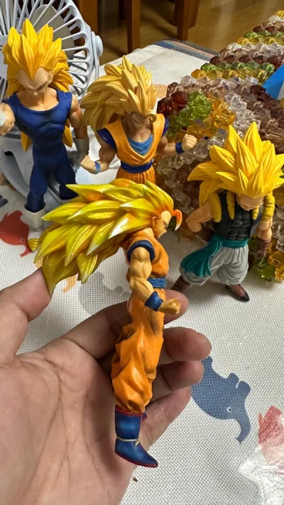 很搞笑的龙珠三合集，走的是挖煤姬地区竹蜻蜓，还是很方便快捷的服务，一周左右就到货了，下次还会选择前者走，龙珠彩色的世界