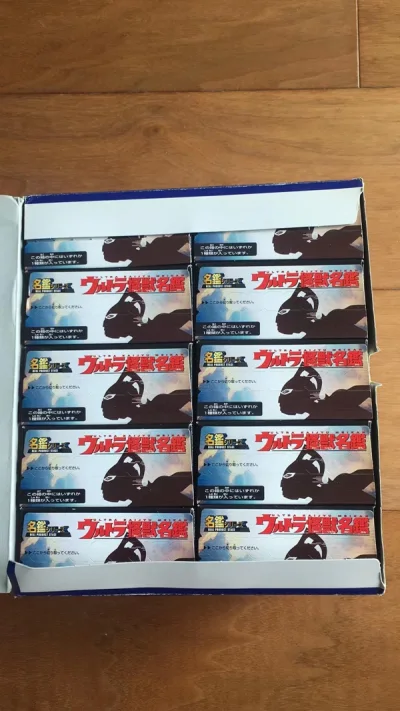 这款名鉴在国内很难找，全新的价格更是持续高涨，所以一直想海淘收一套，思来想去发现了挖煤姬，上面的东西种类多价格也能接受，代购也很靠谱，从下单到收货总共13天，一次很不错的体验。