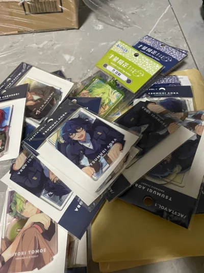 这次总重1kg左右，听说ep要按实填写，狠狠心选了ems结果还是填多了被税?不过还是感谢没给我退运。当然商品很美！拿到手的开心还是无法替代的x