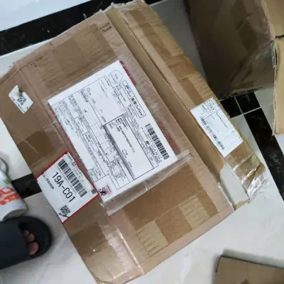 大箱子套小箱子。包装很给力。还垫了很多泡沫纸。虽然增重加了邮费。但是包装很好。商品保护得很好。继续买买买