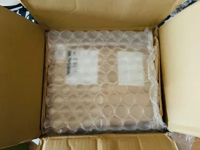 终于用还算挺好的价格淘到了富坚义博展公式书，这本图册真的非常棒，建议收藏。为了凑运费，和在骏河屋下单的几个谷子合了单，选了竹蜻蜓很顺利也很快就送到了，骏河屋的四件东西里有两个是全新未拆的，价格也很低，挖煤姬还是很方便实用的。