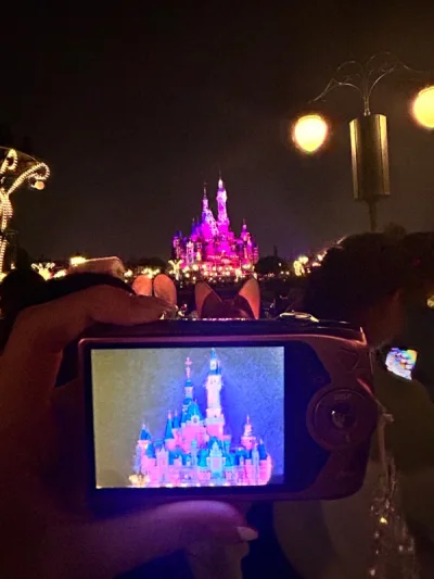 一直忘记返图～相机到了很久啦 成色很新 包装特别好 里面都塞了填充 相机没有磕碰 上个月带去了迪士尼玩～给大家分享一下拍的照片