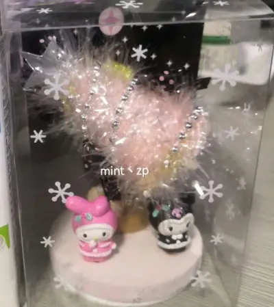 蹲了很久的圣诞树摆件了！！！终于被我蹲到了，以为会挺大一个的，结果这么小一只哈哈哈哈哈嘎萌死我了。等了将近一个月的海运啊，什么叫望眼欲穿我是体会到了?