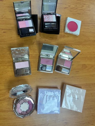 好不容易入了jillstuart花瓣眼影，每个都很好看有没有！还有excia旧版腮红，以及我找了好久好久的chicca腮红膏10，好开心！rmk也都是好价呢