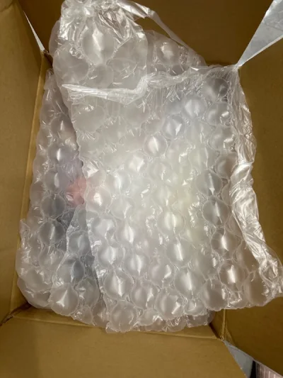 用竹蜻蜓寄了一单小周边，有布海报有徽章有文件夹，竹蜻蜓这个限制还是比较多的，好不容易通过了。速度还行，起码不用等着海关发缴税通知。希望能够放开限制，加点数量