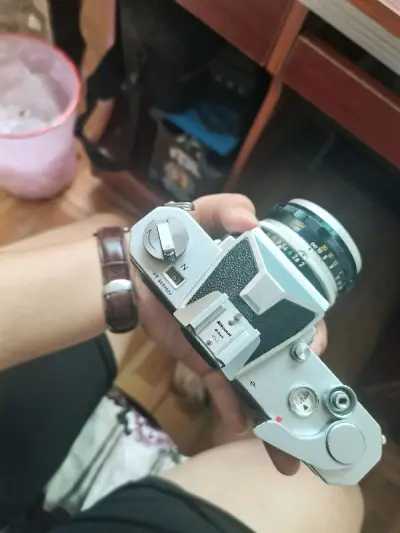 真的嘎嘎新，功能也都正常，跟描述的差不多，确实便宜，美能达本来以为测光会有问题，结果没想到是准的，不过自拍有点问题，但是这也都是老毛病了，反正自拍也不咋用，马特测光本来就没有，还没买电池测试，随缘吧，就是尼康的镜头确实都是霉，还是得清理。