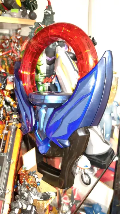 最近对欧布奥特曼比较感兴趣，于是收集了伽古拉的圆环。声光都是好的，没有任何问题，虽然没有外盒，背后也有点小掉色，不过都在可以接受的范围内。
另外购买了一些亚克力卡牌。这些和普通卡牌无论从手感还是光泽度相比都不一样，而且感觉可以保存的更加持久。