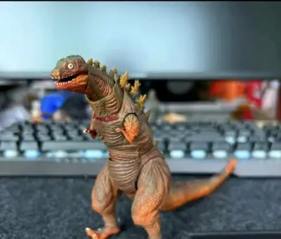 真哥斯拉作为在国内火出圈的哥总，其相关的周边产品也被炒得非常贵。无意中在挖煤姬上蹲到了这一款的shm，一个比较好的价格拿下，很开心?挖煤姬的购物体验还是非常棒的，从下单到到手也就用了十几天，很棒的一次购物