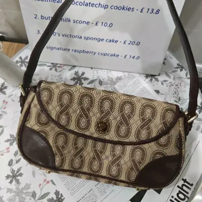 日本就超级便宜 连运费一起都很少 包包也特别好看而且成色巨巨巨好 希望下一单顺利到达 会持续挖煤的哈哈