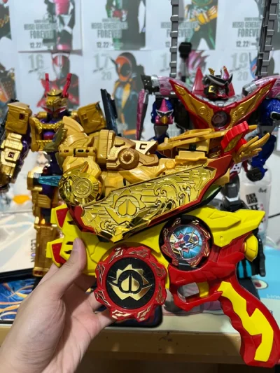 这次又等了一个月到了满满一大箱 前阵子看了暴太郎非常喜欢于是买了几个大萝卜配自己的御神凤凰 次郎套也是不能少的。又看中了一个bulid潘多拉魔盒cd 还购入了几个dx卡带。ooo真骨雕也是稳稳地拿下下一箱也在路上了 淘到自己喜欢的东西很开心