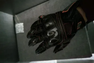 从发出到收到只要一周 还是进报关行转了一下的情况 
买了个手套 很好 国内代购搞不到的货 煤炉上淘到了