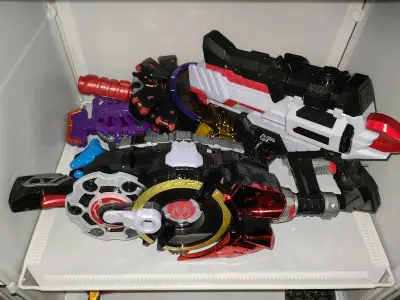 煤炉购买的假面骑士GEATS套装，东西收到后检查，确实和描述的一样，腰带、代扣和武器都是全新未拆封。希望后面还能继续买到比国内价格便宜的玩具