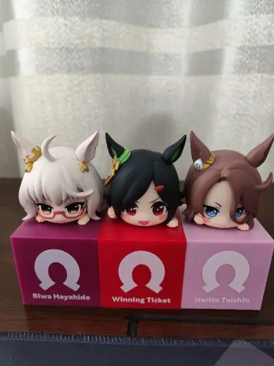 海淘了赛马娘BNW三人的趴趴景品，都很可爱，尤其是大进，不亏是我最喜欢的马娘，顺便把上次的大进画板整了个框挂起来，效果还不错。