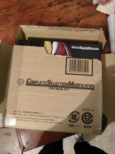 在煤炉购买的CSM假面骑士月骑KIVA的最终形态魔皇龙，还有运输盒，就是海关不行，暴力拆盒，把我的盒子弄烂了，期待下一次的