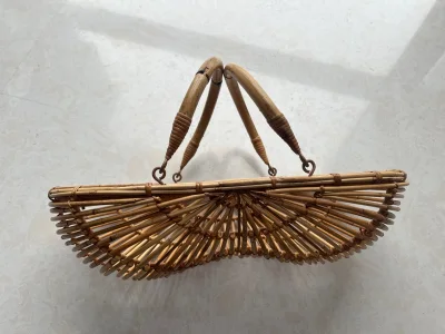 本来卖家跟我说是菲律宾的，但是到手后发现其实应该是法国的，比卖家告知我的尺寸小，所以整个形状看起来非常可爱，而且每个部分都很结实，不是只能做摆设，是可以放一点东西的。感谢挖煤姬分享给我如此特别的篮子。