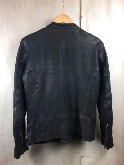 买了件日产皮衣 质感很好 岛国人做衣服还是相当可以的 细节上比意大利法国要强很多 ems也神速 可惜周五交税海关双休 包裹周一才放出来