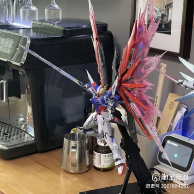 这款魂红命运整体采用了近似消光质感的金属涂装，作为【魂红】的象征，不得不提这次命运高达的光翼，这次红色光翼的鲜艳度比以往的光翼更为出色。按照官方介绍来说，这次鲜艳的红色，是为了表现真飞鸟的感情，而黑红相间的涂装，也会让人联想到本机仿佛恶魔一般的印象。