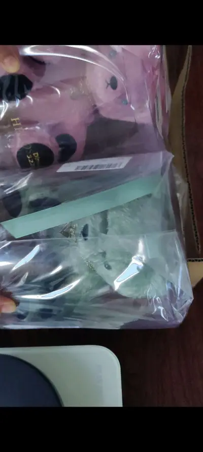 太好了…想要的基本都挖到了！！而且还很幸运的大箱没税，好开心！！尤其是蹲到了美貌小湖景立牌！！感谢樱花菩萨的馈赠(？)这个熊好大，比我想象的要大好多，应该是喝死目前最大的一款娃娃了。虽然也才18cm高。