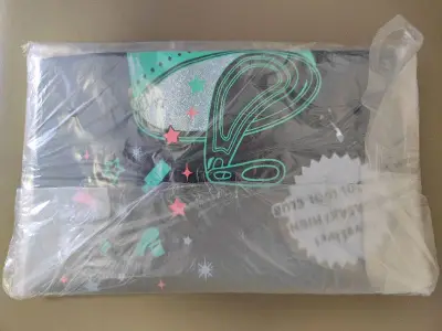 小圆手合单审核还有发货速度依然给力，EMS的包裹一周一下就送到手中啦，打包装箱也十分用心，到手时依然崭新如初，衣服、布袋都与图片上的一样好看～