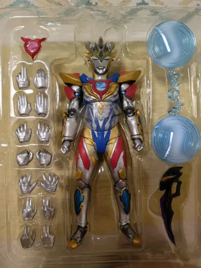 在挖煤姬买卡每次体验都还可以。这次收到的卡质量也不错。所有的卡都被整齐严格的包装。实物的成色也很好。
德尔塔天爪外盒几乎全新，实物的外观也没有什么磨损，总体品相较好。配套的零件都是齐全的，把玩手感也很好。总体比较满意。