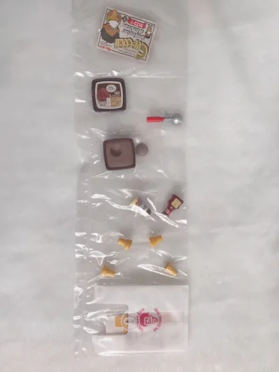 夏天和冰激凌最配 终于圆满了集齐了双色冰激凌 最近迷写实类的玩具 祖母厨房真的好爱 收到了特别赞的梅子酒有点舍不得拆了 家里的角落生物大军也在不断扩充 蜗牛卷超级可爱 等我收到番茄树屋就可以给宝宝们落户咯