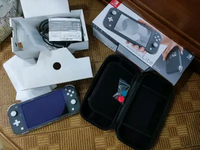 在挖煤姬购入switch lite，整体的购物体验还是很不错的，近期pdd百亿补贴没有那么多了，便海淘了一台，卖家的配件齐全和图片一致，有保护膜，保护壳，收纳包，还有卡带，物流速度也很快，一周多一些就到了，以后有需要再帮朋友购买