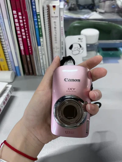 里面啥都没有，卖家一点都不走心，原装盒没有啥都没有，就相机新到发光～很喜欢?然后转手卖了，拍出来人像不咋好看