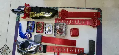 这第九次海淘假面骑士，买了很多，有圣刃豪华版带有水狮子的，还有老司机腰带只是没了召唤器，一个电王的类似摩托的道具，电王看得少不太清楚，另外就的火箭头的各种开关，挖煤姬打包还是很结实的，没有损坏，很放心