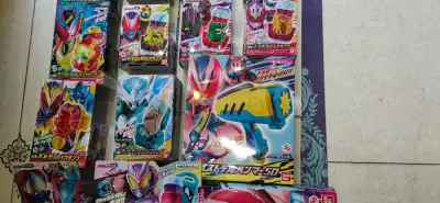 这是最贵的一次海淘，拍卖价加上运费有一千多块钱了，但还是平安收到包裹了，有很多印章，利维斯的强化道具和剑斧，也有大二的双面驱动器，主要都很新，有些是未拆封的，这次挖煤姬放了很多泡沫纸，有空隙的地方都加了小泡沫袋填充，防护做得很到位，这方面我对挖煤姬很有信心。