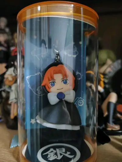 这波搞到几个非常满意的神威……这个晴天挂件我原本以为是和高达家教一样的占卜挂件，没想到大了一圈抽调一层包装纸还能直接如图这样挂起来，展示效果非常好-罐子顶端还有个伊丽莎白脸。明信片是透卡也很棒。然后为图三的挂件居然是两层透明的！非常精致可爱~