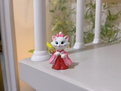 蹲了很久买到了心仪的玩具。这次走的ems，东西半个月左右安全到达，心疼被税。抵抗不了玛丽猫的盛世美颜。